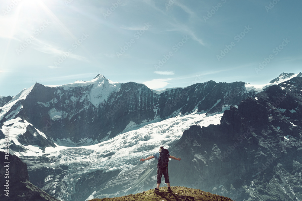 Wanderer  steht vor einem Berg