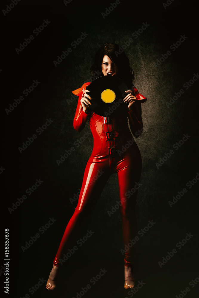 Jeune femme sexy en combinaison latex rouge,un disque vinyle dans les mains