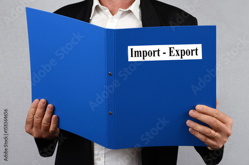 Homme d'affaires consultant le dossier import-export 