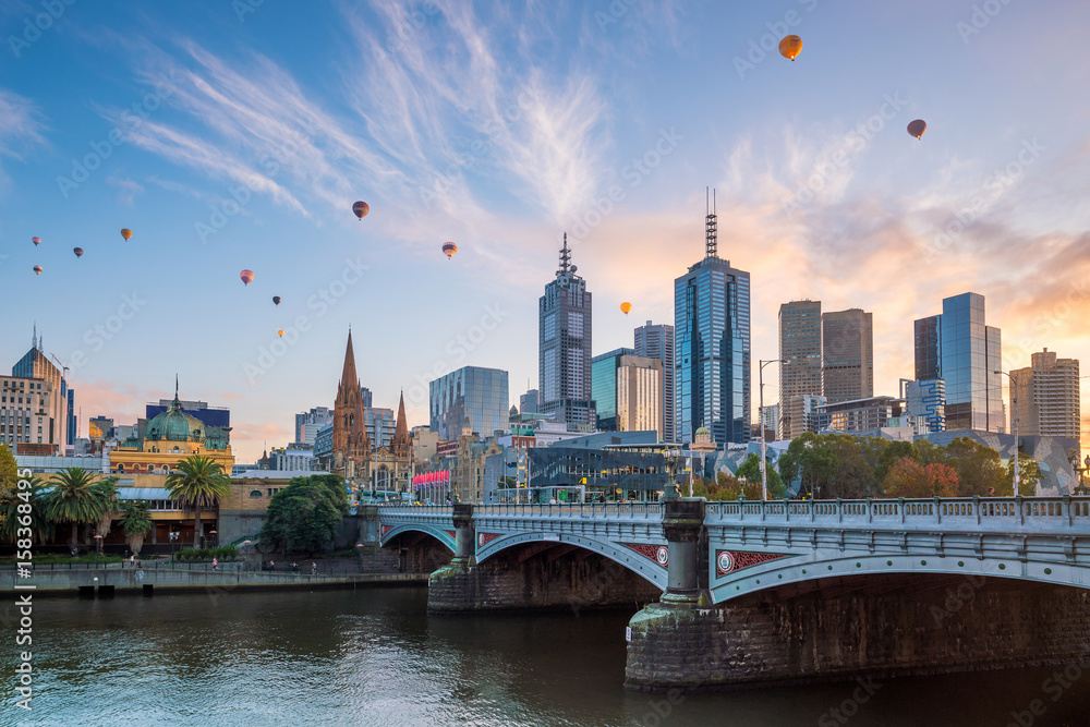 Fototapeta premium Panoramę miasta Melbourne o zmierzchu