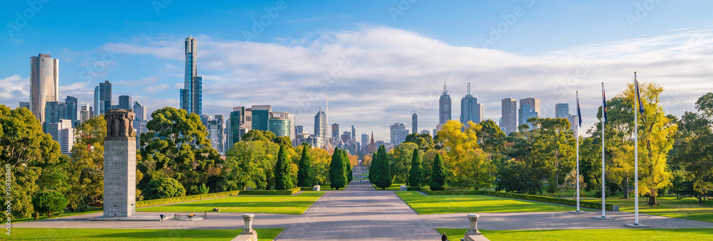 Naklejka premium Skyline of Melbourne z Shrine of Remembrance