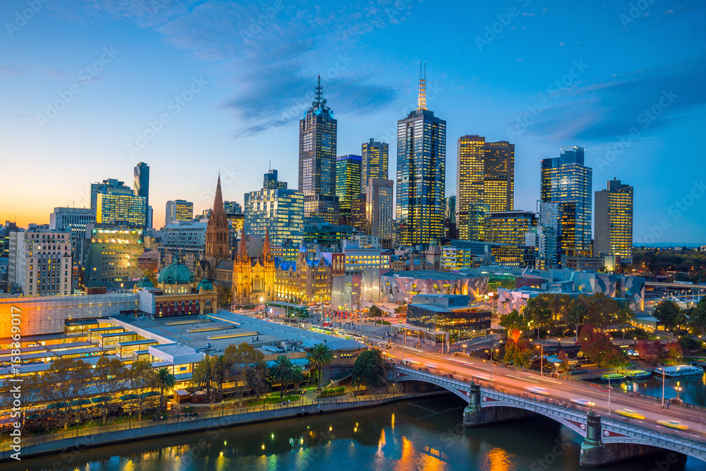 Fototapeta premium Melbourne city skyline at twilight