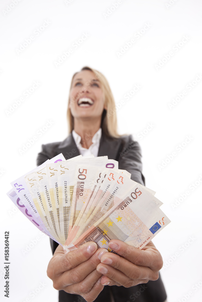 femme souriante montrant des billets de banque en euros femme souriante montrant des billets de banque en euros