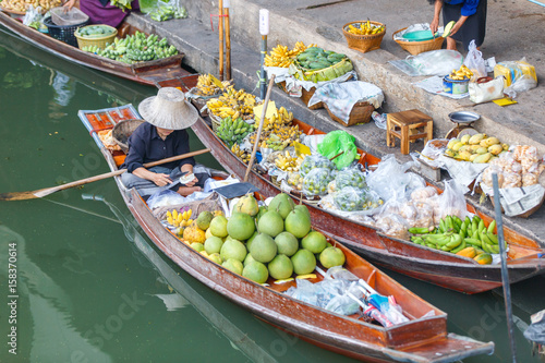 Damnoen Saduak floating market in Ratchaburi near Bangkok, Thailand © Southtownboy Studio