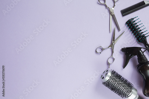 Canvas Print Hairdresser tools on lilac background with copy space