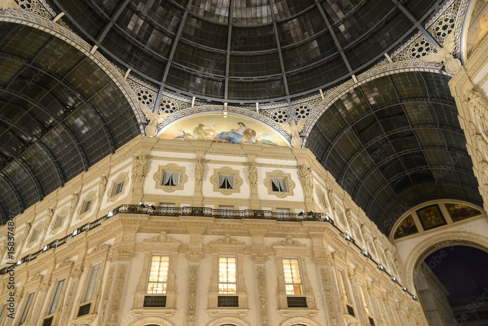 Obraz premium Galería Vittorio Emanuele II, también conocida como El Salón de Milán, galería comercial diseñada en el siglo XIX