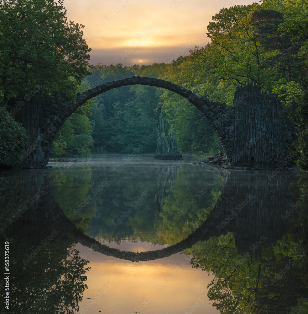 Fototapeta 3D most nad rzeką w lesie o zachodzie słońca 