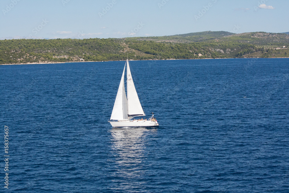velero navegando en croacia