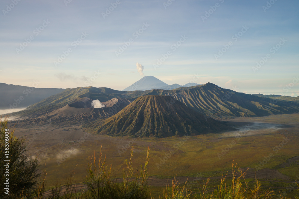 Obraz premium Wspina się Bromo wulkan w Bromo Tengger Semeru parku narodowym, Wschodni Jawa, Indonezja (góra Bromo)