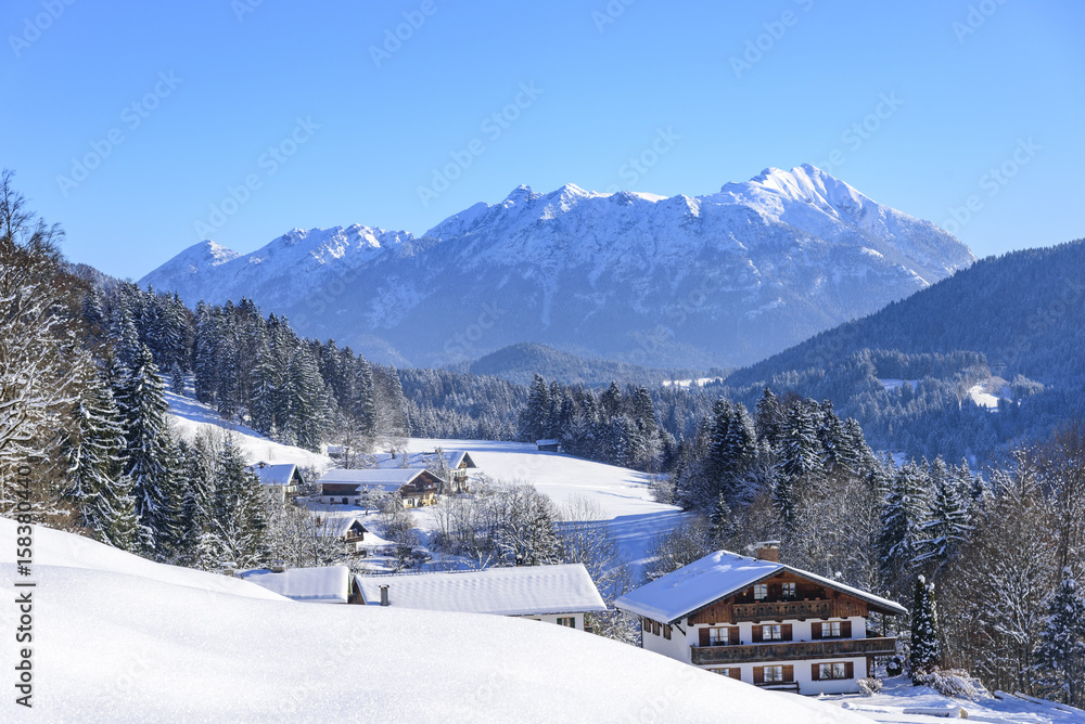 winterliche Gebirglandschaft in Oberbayern