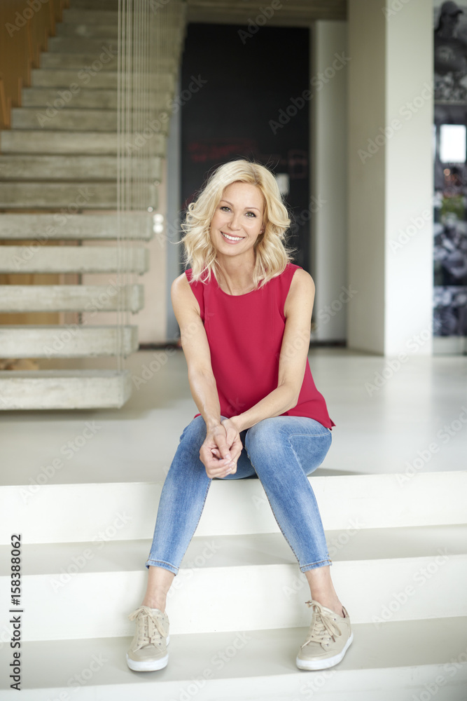 Fototapeta premium Confindent blond woman portrait
