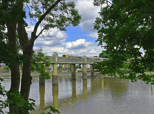 Quadro su tela Thames River and Kew Railway Bridge at Low Tide from the Thames Path
