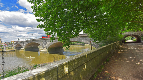 Foto Thames Path at the Kew Bridge