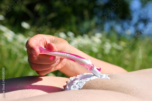Kobieta depiluje sobie bikini, łono. photo