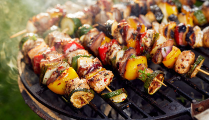 Stickers Grill / Barbecue Gemarineerde vleesspiesjes op grillplaat  © zi3000