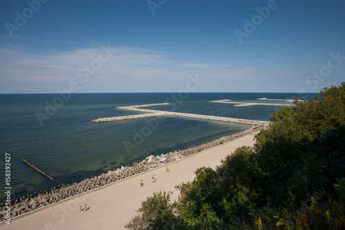Widok na plażę z klifu w Jarosławcu