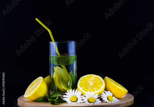 Cuadro en lienzo Fresh lemonade with lemon on wooden background