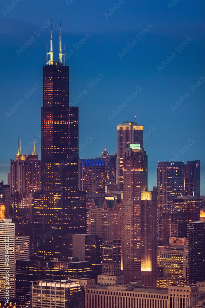 Obraz premium Wieżowce Chicago Downtown o zmierzchu, widok z lotu ptaka helikoptera, Stany Zjednoczone