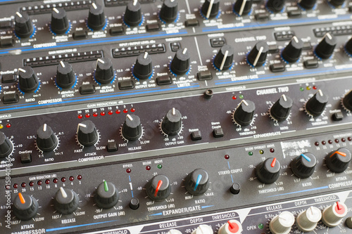 Принти на полотні Device for sound producing