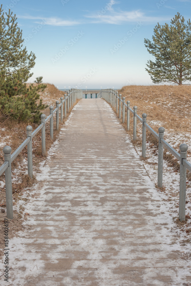 Fußweg zum Meer an der Promenade von Binz auf Rügen im Winter Fußweg zum Meer an der Promenade von Binz auf Rügen im Winter