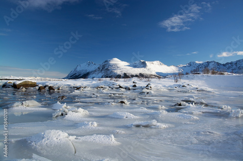 Eisfläche bei Leknes, Lofoten, Norwegen