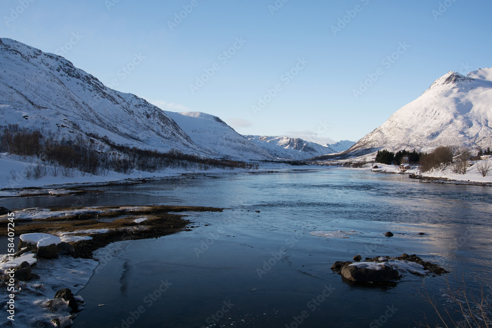 Fluss in Vestpollen, Lofoten, Norwegen