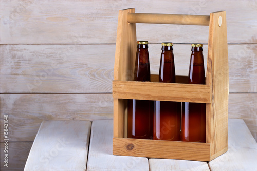 Деревянный ящик с бутылками пива