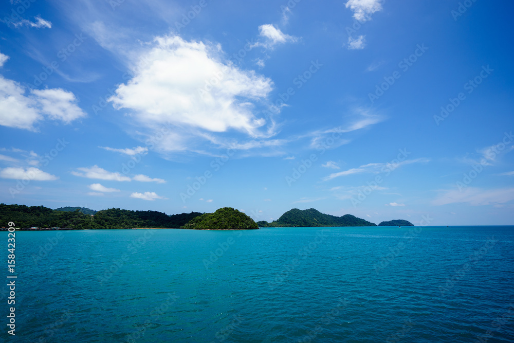 Fototapeta premium The islands in the East Sea of Thailand and the beautiful sky.