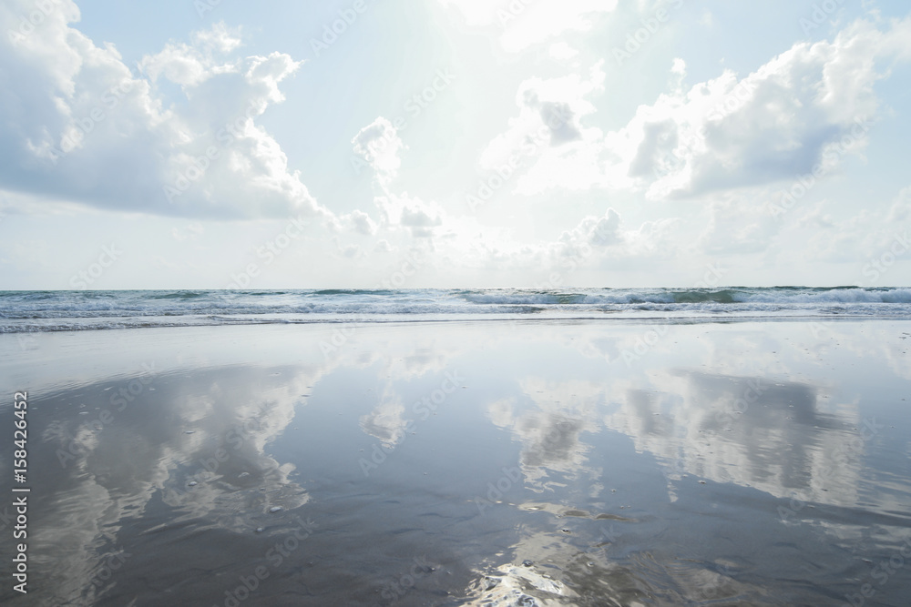 Obraz premium reflection sea and sky..