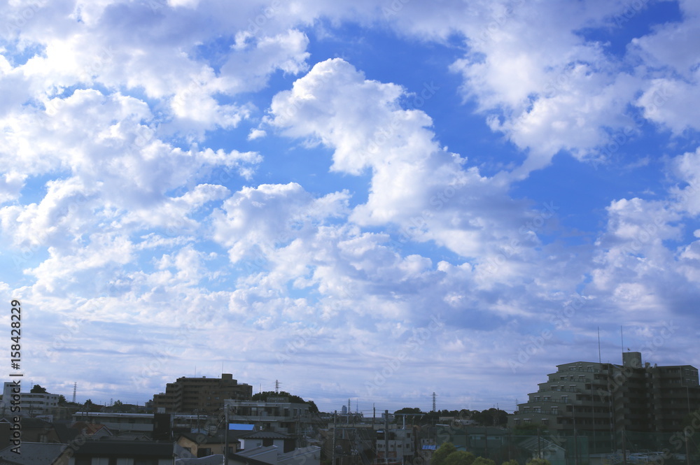 初夏の青空と高積雲