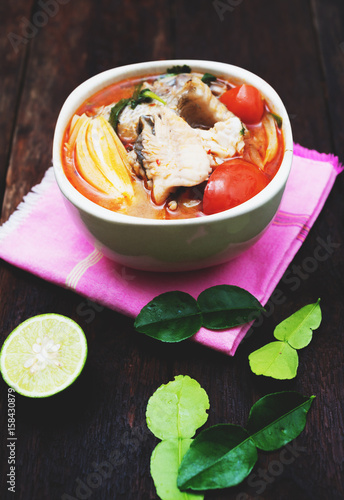 Schilderij op canvas Tom yum soup with fish and spices hot spicy food