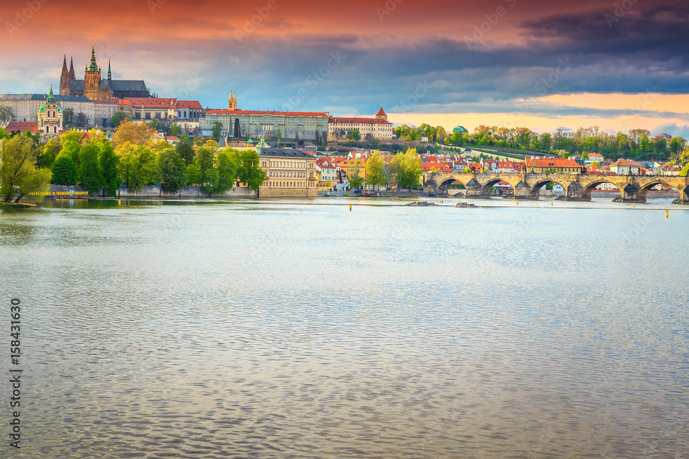 Fototapeta premium Famous medieval stone Charles bridge and castle Prague, Czech Republic