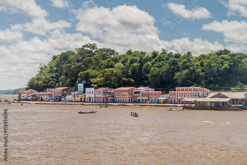 Photos OBIDOS, BRAZIL - JUNE 28, 2015: View of Amazon riverside in a port in Obidos tow