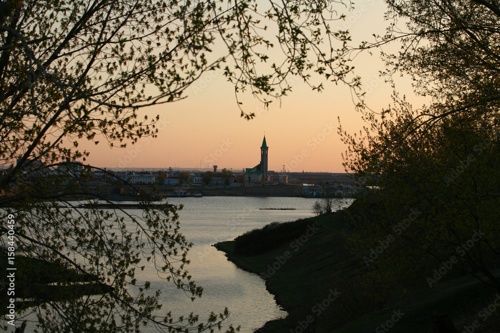 Obraz premium Mosque on the bank of the river