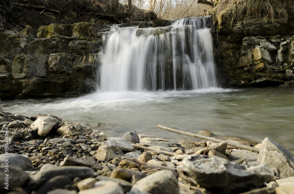 Obraz premium wodospad na górskiej rzece