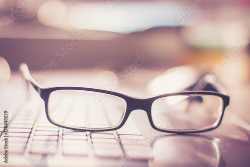 Brille auf Laptoptastatur, Geschäftsleben