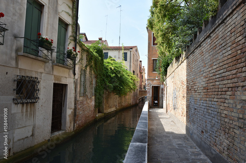schmale Gasse in Venedig mit Kanal