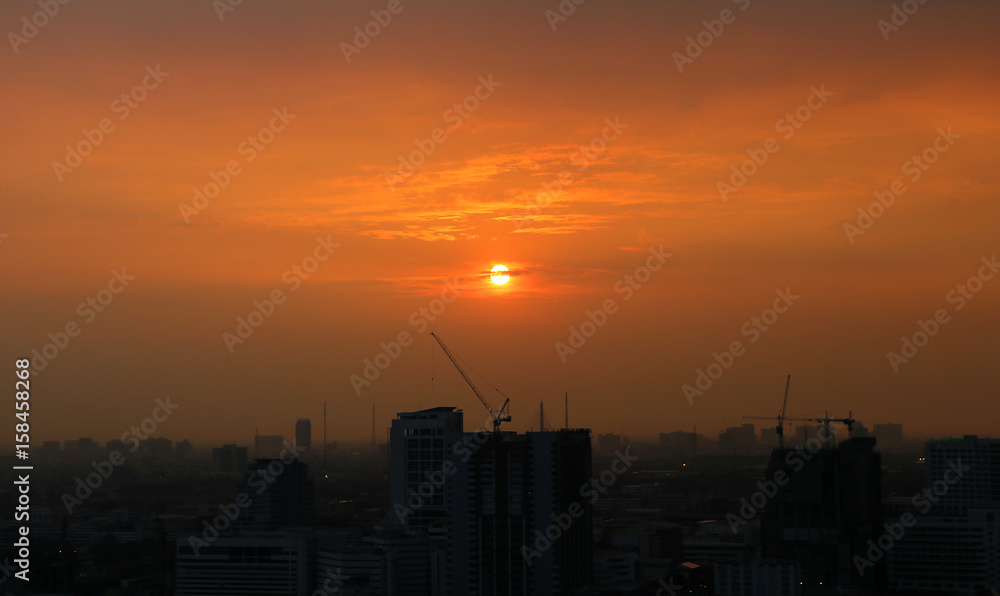 Naklejka premium Sunset and clouds background in the evening, city downtown with sunset sky.