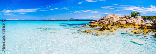Fotografia Clear amazing azure coloured sea water with gtanote rocks in Capriccioli beach,