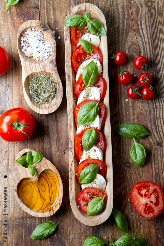 Ser mozzarella z pomidorami i bazylią