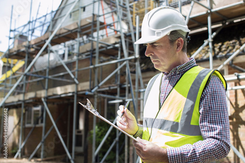 Fotografie Building Inspector Looking At House Renovation Project