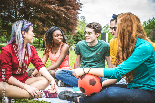 Canvastavla Group of young people in a park