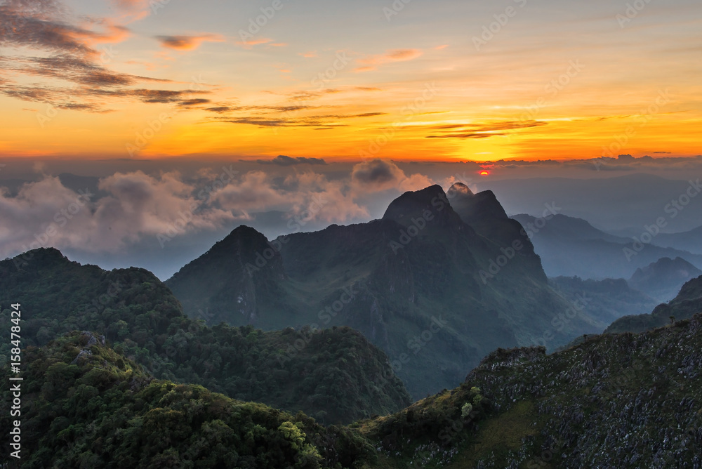 Obraz premium Landscape of sunset on Mountain valley at Doi Luang Chiang Dao, ChiangMai Thailand