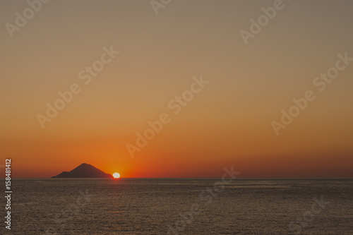 Il sole tramonta dietro l isola di Filicudi  arcipelago delle Isole Eolie IT 