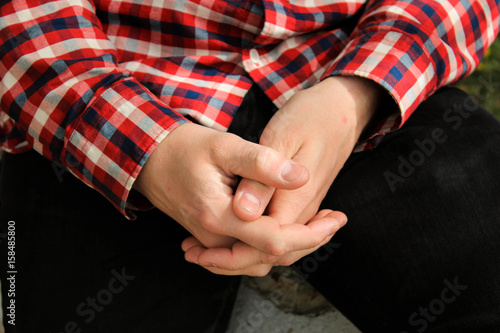 мужские руки крупным планом лежат на коленях © danysharipova