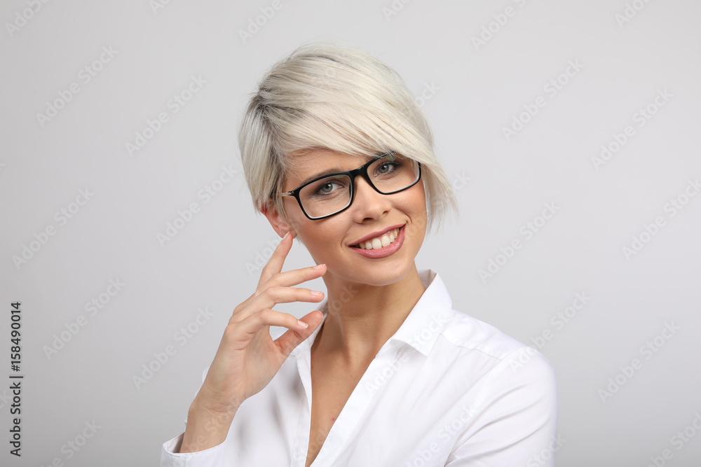 Frau mit Brille lacht Frau mit Brille lacht