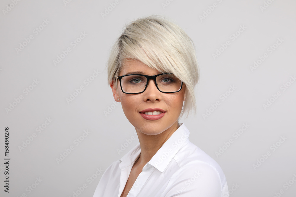 Frau mit Brille lacht Frau mit Brille lacht