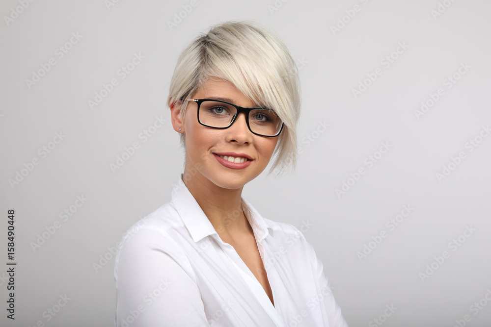 Frau mit Brille lacht Frau mit Brille lacht