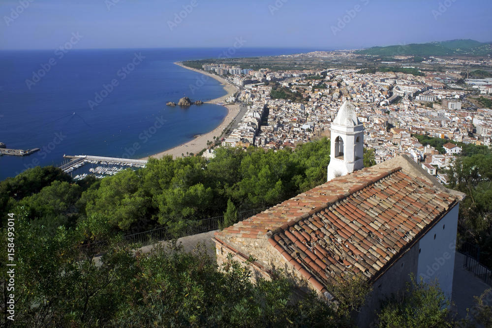 Blanes pueblo de la Costa Brava vista alzada con iglesia primer plano en Girona Cataluña