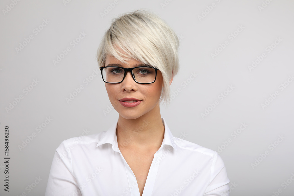 Blonde Frau mit Brille Blonde Frau mit Brille